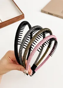 Detail van glitter antislip haarbanden met tanden in zwart, goud en zilveren kleur