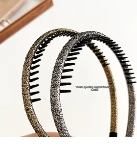 Detail van antislip haarband met tanden van 1,2 cm en glitterstof textuur afwerking