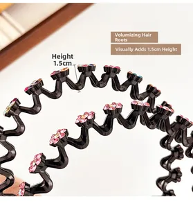Detail van golvende strass hoofdband met 1,5 cm hoge tanden voor meer haarvolume effect