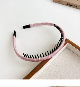 Detail van roze glitter haarband met antislip tanden en uiteinden van zachte stof