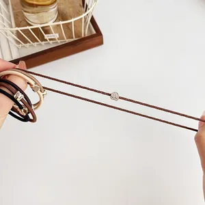 Elastici per capelli in toni neutri con accenti a cuore in strass brillanti per donne