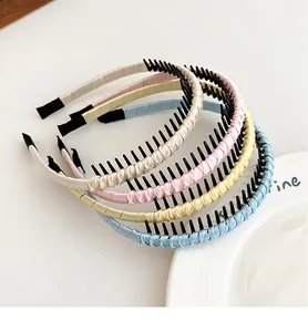 Détail de serre-têtes en satin avec dents antidérapantes en quatre couleurs pastel douces