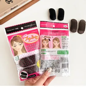 Dettaglio dei cuscinetti invisibili per volume capelli in nero e marrone con clip
