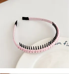 Détail du serre-tête en satin rose avec peignes intérieurs noirs antidérapants