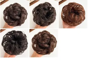 Detailweergave van vijf natuurlijke haarkleuren voor pluizige synthetische knot-scrunchies