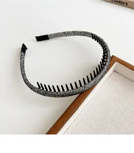 Detail van een antislip hoofdband in donkergrijs met glitters en zwarte kam aan binnenzijde