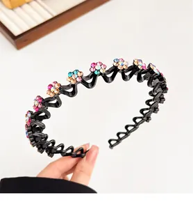 Detail van golvende strass hoofdband met gekleurde bloemen en antislip tanden aan binnenzijde