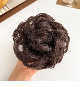 Detailopname van een donkerbruine knot haarextensie met natuurlijke golvende textuur