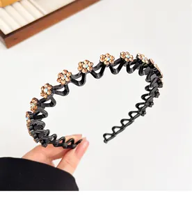Detail van de rekbare golfhoofdband met champagne strassteentjes en bloemenpatroon