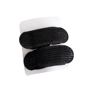 Set di 2 clip per capelli nere per volume invisibile su sfondo bianco
