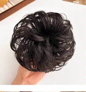 Detailopname van de pluizige zwarte synthetische haartextuur van de knot haarelastiek tool