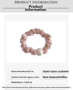 Détail d'un chouchou en mousseline rose à fleurs avec perle et diamètre de 6,5 cm