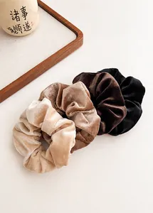 Driedelige fluwelen scrunchie-set in beige, bruin en zwart met zachte plooidetails