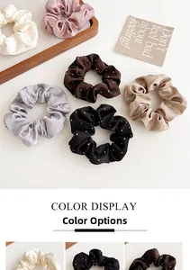 Dettaglio di vari colori di elastici scrunchie in raso con strass e finitura elegante