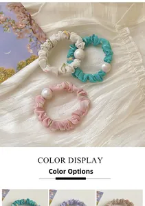 Détail de chouchous à fleurs avec perle fantaisie et bande élastique haute densité
