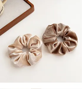 Close-up van champagne en latte koffie fluwelen scrunchies op een minimalistische tafel