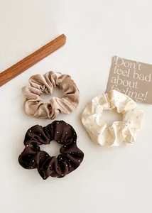 Dreiteiliges Satin-Haargummi-Set in Champagner, Creme und Braun mit dezenten Punktmustern