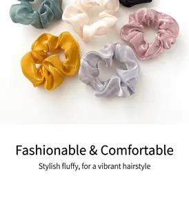 Détail de chouchous brillants colorés en tissus jaune, violet, bleu et rose clair