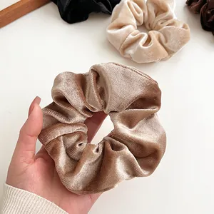 Luxe fluwelen scrunchies in goud, crème en koffie voor elegante kapsels