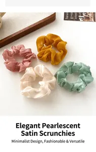 Détail de 4 chouchous en satin nacré aux couleurs rose, jaune, blanc et vert pastel