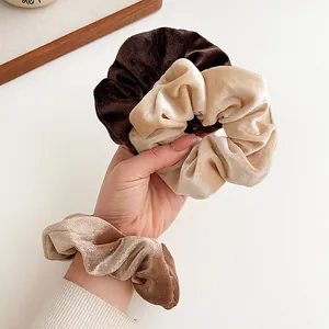 Set van drie Franse vintage fluwelen scrunchies in elegante bruine en beige tinten