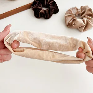 Elastische fluwelen scrunchie set in beige, bruin en goud met premium zachte textuur