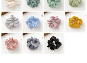 Detaillierte Ansicht elf eleganter Haargummis aus Organza in verschiedenen Perlmuttfarben