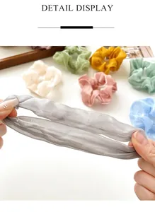 Détails de chouchous en organza haute élasticité montrant texture et extensibilité