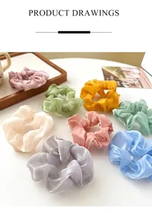 Vue détaillée de 8 chouchous nacrés multicolores posés sur un plateau décoratif