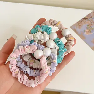Chouchous à fleurs avec grandes perles décoratives en plusieurs coloris pastel