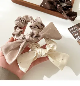 Détail du chouchou nœud en satin avec strass brillants et texture soyeuse élégante