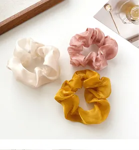 Drei schimmernde Organza-Haargummis in Beige, Rosa und Gelb mit hoher Elastizität