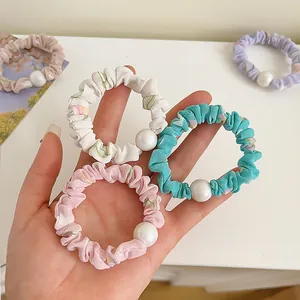 Chouchous à motif floral avec grandes perles dans un assortiment de couleurs pastel