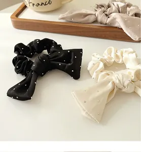 Détail des chouchous en satin avec strass en noir, beige et couleur champagne