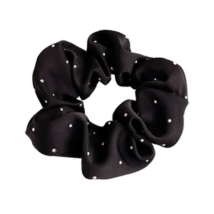 Elegante elastico per capelli nero con borchie argentate per code di cavallo