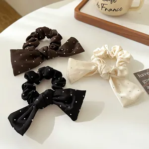 Lot de trois chouchous à nœuds en strass, couleurs noir, marron et crème satin