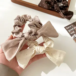 Chouchous élégants en satin avec strass en couleurs champagne, crème et marron café