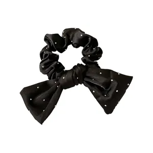 Chouchou noeud en satin noir avec strass brillants pour queue de cheval sophistiquée