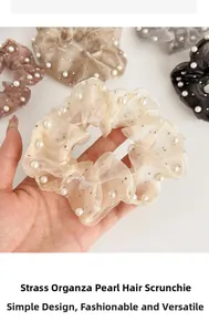 Détail de chouchous en organza avec perles et strass aux couleurs douces et variées