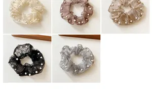 Détail de chouchous en organza avec perles blanches et paillettes argentées en cinq tons