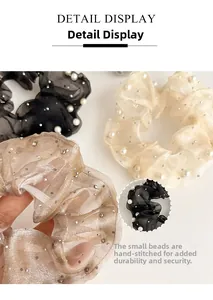 Détail de chouchous en organza faits à la main avec perles et accents de cristaux