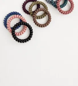 Vue détaillée de dessus d'élastiques à cheveux spirale mats aux couleurs Morandi
