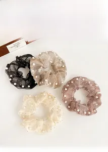 Détails des chouchous en organza avec perles en noir, champagne, rose et blanc élégant