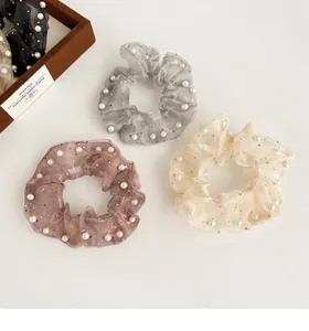 Détails de chouchous en organza avec perles et strass aux couleurs pastel douces