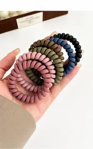 Élastiques à cheveux spirales mats en plusieurs couleurs montrant la texture souple