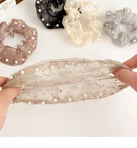 Détail d'un chouchou en organza haute élasticité orné de perles scintillantes