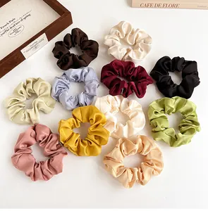 Detail-Flachbild von elf bunten Seidentextur-Scrunchies mit eleganten Falten
