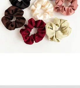 Detailansicht von Satin-Haargummis in verschiedenen Farben mit eleganter Textur