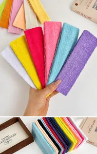 Gros plan sur des bandeaux de sport élastiques colorés en tissu éponge doux