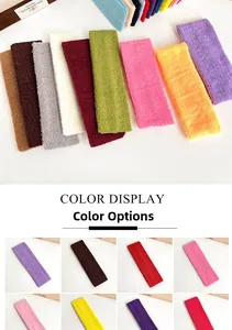 Vue détaillée de bandeaux en tissu éponge colorés en diverses teintes et textures douces